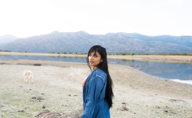 Mujer joven a la orilla del lago