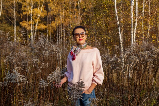 Mujer joven, en, otoño, bosque