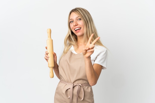 Mujer joven panadería aislada en blanco