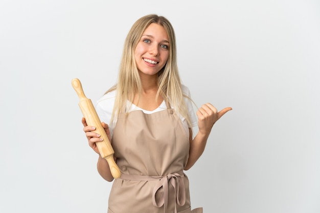 Mujer joven panadería aislada en blanco