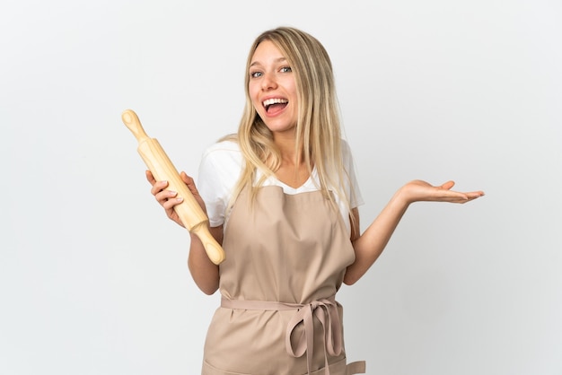 Mujer joven panadería aislada en blanco