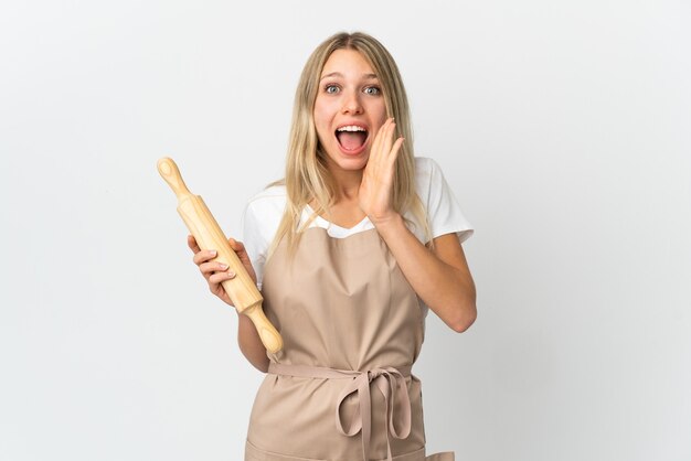 Mujer joven panadería aislada en blanco