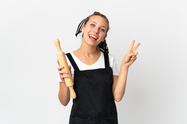 Mujer joven panadería aislada en blanco