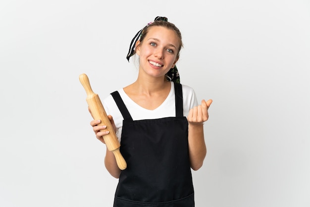 Mujer joven panadería aislada en blanco