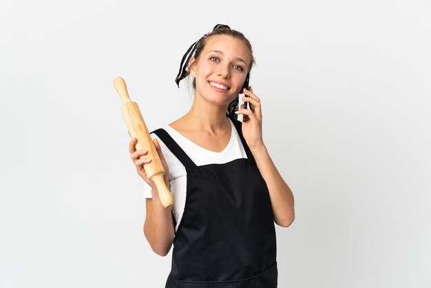 Foto mujer joven panadería aislada en blanco