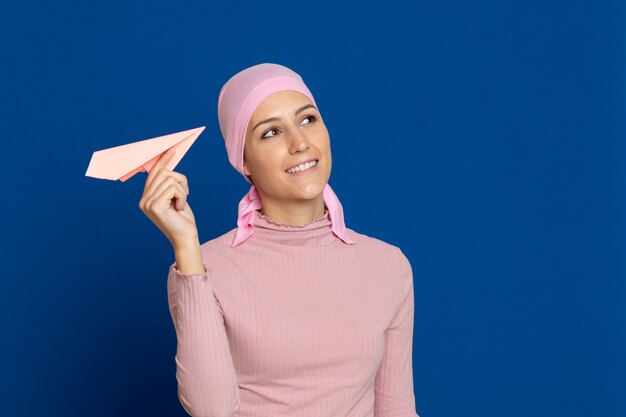 Mujer joven con pañuelo rosa en la cabeza