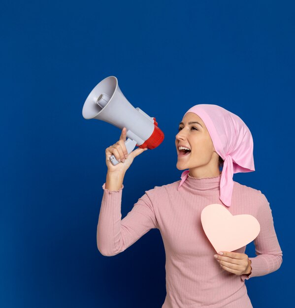 Mujer joven con pañuelo rosa en la cabeza