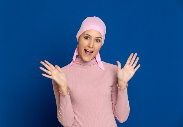 Mujer joven con pañuelo rosa en la cabeza