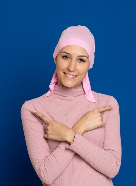 Mujer joven con pañuelo rosa en la cabeza