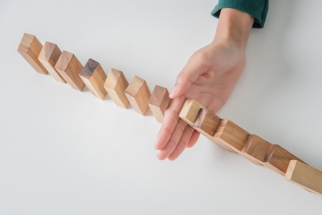 Mujer joven, parada, bloque de madera