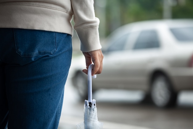 Mujer joven con un paraguas bajo la lluvia