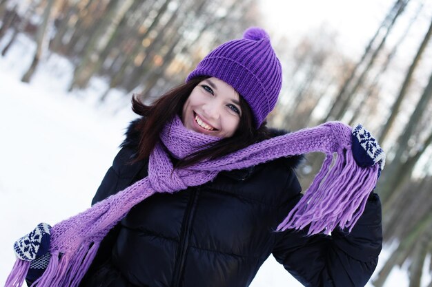 Mujer joven en el parque de invierno