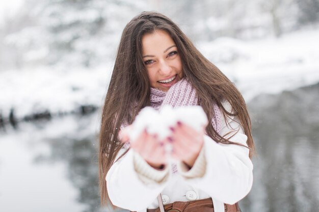 Mujer joven en el parque en invierno