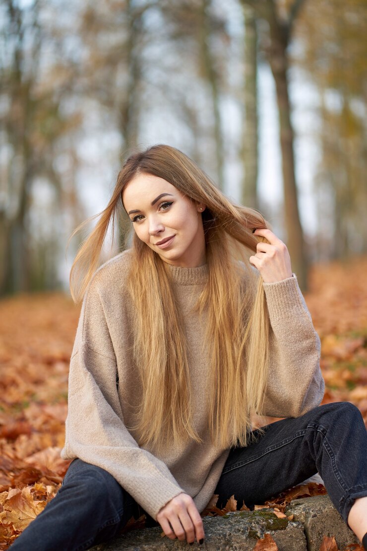 Mujer joven en el parque de otoño