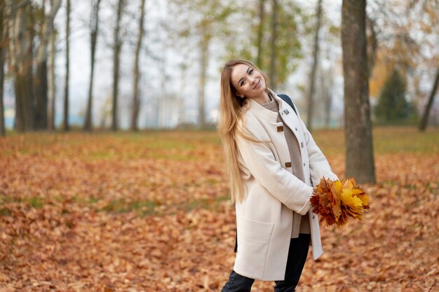 Mujer joven en el parque otoño