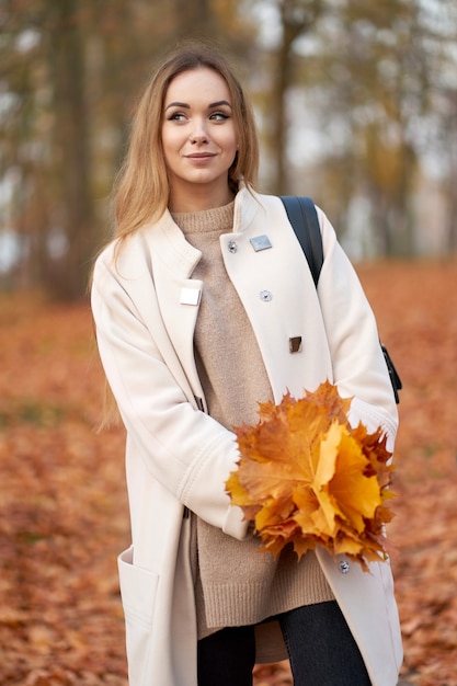 Mujer joven en el parque otoño