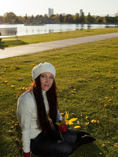 Mujer joven en el parque de otoño.