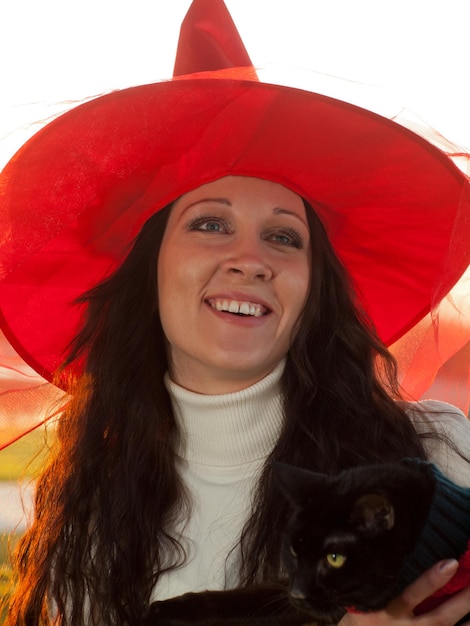 Mujer joven en el parque de otoño.