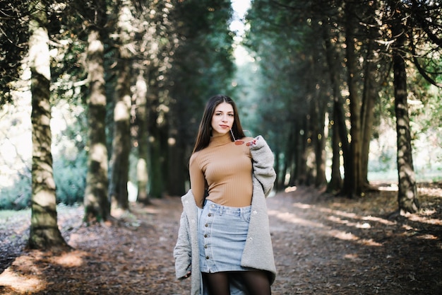 Mujer joven en el parque otoño