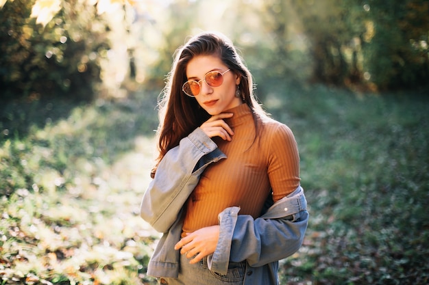 Mujer joven en el parque otoño