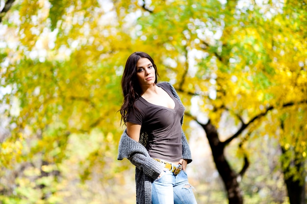 Mujer joven en el parque de otoño