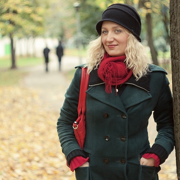 Mujer joven en el parque otoño