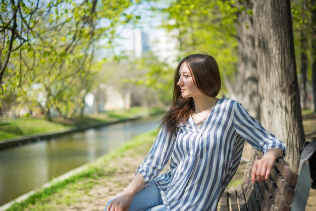 Mujer joven en el parque a principios de primavera