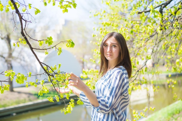 Mujer joven en el parque a principios de primavera