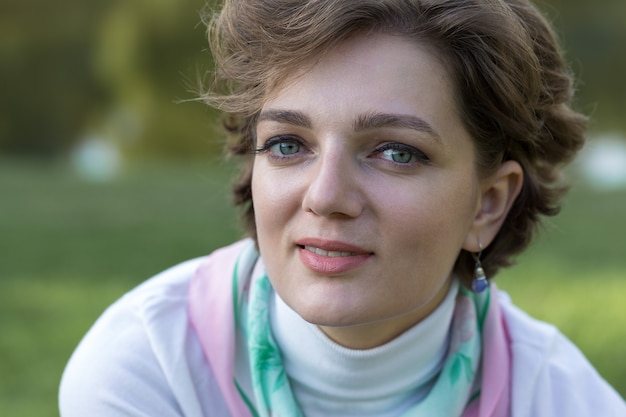 Mujer joven en el parque. Retrato de niña linda en estilo francés.