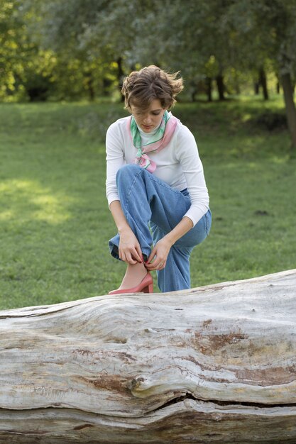 Mujer joven en el parque. Retrato de niña linda en estilo francés.