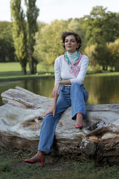 Mujer joven en el parque. Retrato de niña linda en estilo francés.