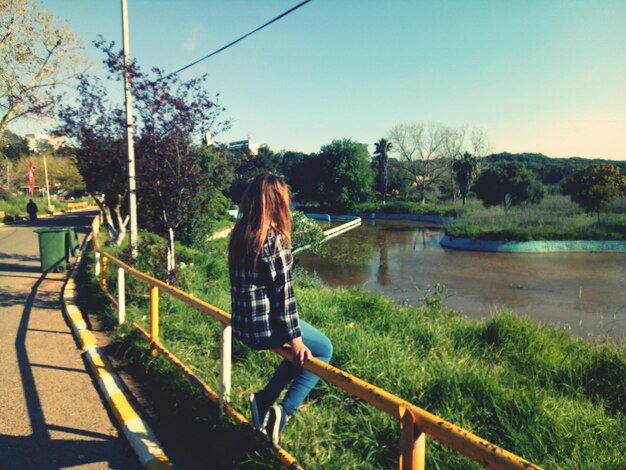 Foto mujer joven en el parque