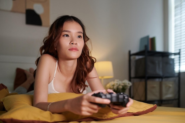 Mujer joven pasando tiempo sola jugando videojuegos