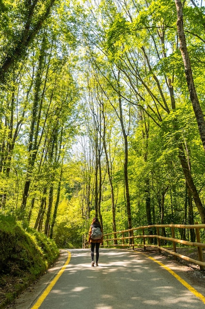 Una mujer joven paseando por el parque Pagoeta en Aia Gipuzkoa País Vasco