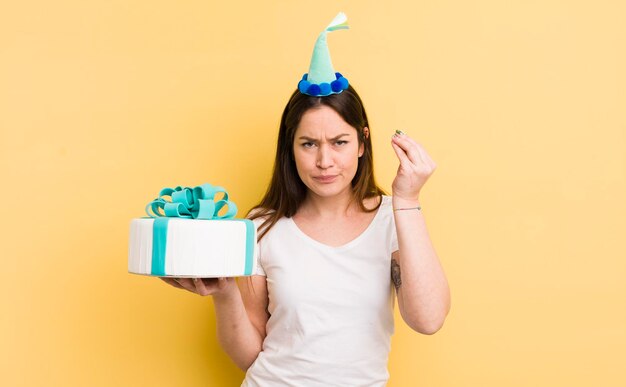 Mujer joven con un pastel de cumpleaños