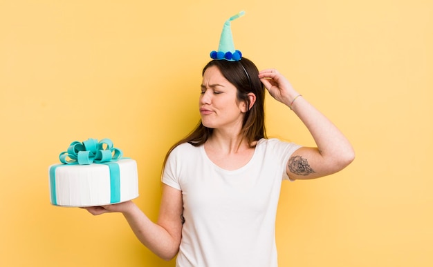 Mujer joven con un pastel de cumpleaños