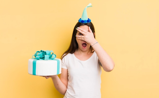 Mujer joven con un pastel de cumpleaños