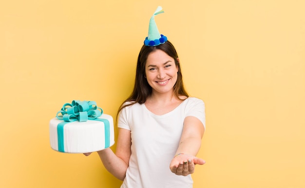 Foto mujer joven con un pastel de cumpleaños