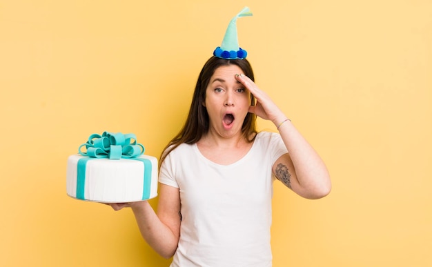 Mujer joven con un pastel de cumpleaños