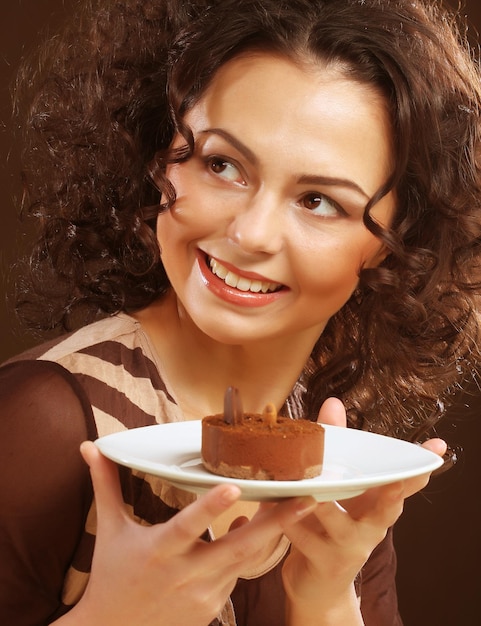 Foto mujer joven con un pastel