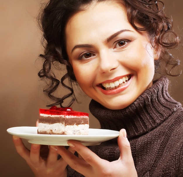 Mujer joven con un pastel