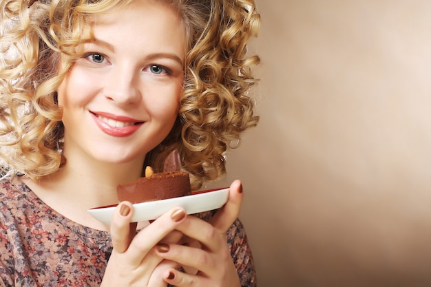 Mujer joven con un pastel