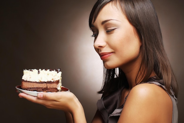 Mujer joven con un pastel