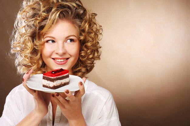 Mujer joven con un pastel