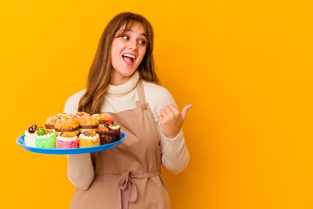 Mujer joven pastelero aislado