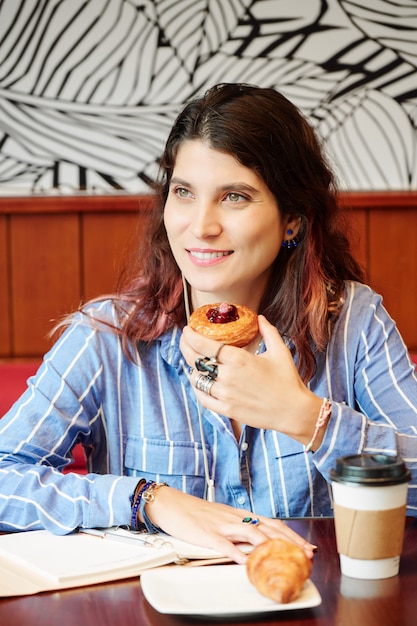 Mujer joven con pasteles de postre