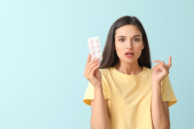 Mujer joven con pastillas de color