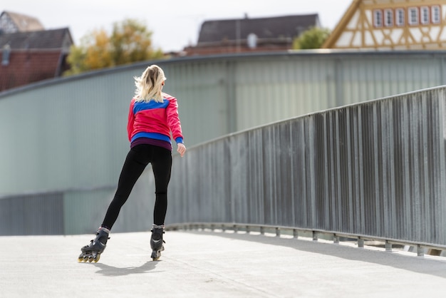 Mujer joven, patinaje, con, inliner