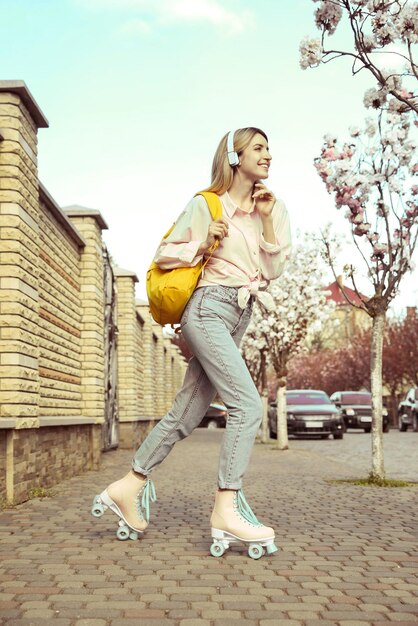 Foto mujer joven patinando en las calles de la ciudad