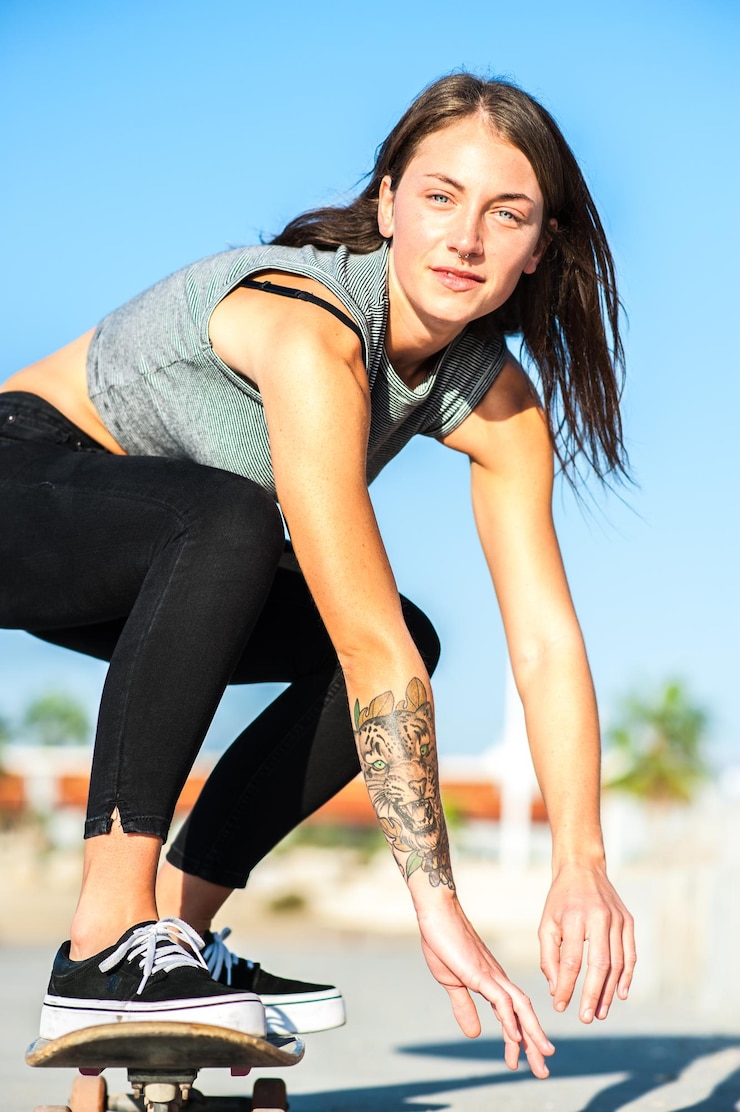 Foto mujer joven patinando en la carretera